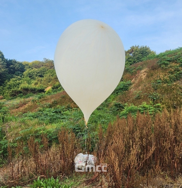 충남 부여군에서 발견된 북한의 오물풍선.(부여군 제공/ 굿모닝충청=김갑수 기자)