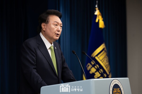 윤석열 대통령이 3일 용산 대통령실 브리핑룸에서 포항 영일만 앞바다에 막대한 원유, 가스가 매장돼 있을 가능성이 높다고 발표하고 있다.(사진 출처 : 대통령실 홈페이지)