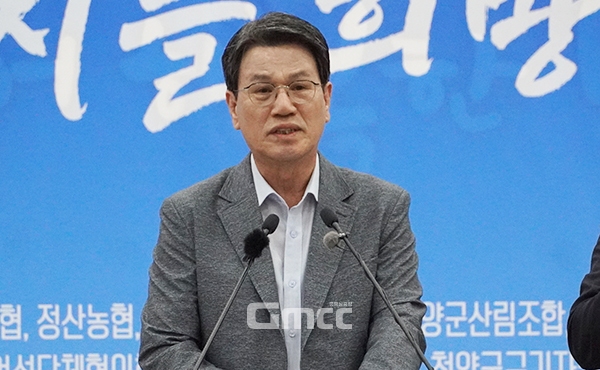 김돈곤 청양군수가 숙원 사업인 터미널과 공설운동장 이전과 관련 재정 여건이 좋아지면 추진하겠다는 입장을 밝혔다. 민선8기 2년간 성과로는 군의 건의로 정부의 자연재난 보상기준이 56년 만에 변경된 점을 꼽았다. (사진=굿모닝충청 이종현 기자)