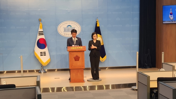 26일 국회 소통관에서 윤석열 대통령을 향해 임성근-김건희 커넥션에 대해 해명을 요구하는 더불어민주당 한민수 대변인의 모습.(사진 : 굿모닝충청 조하준 기자)