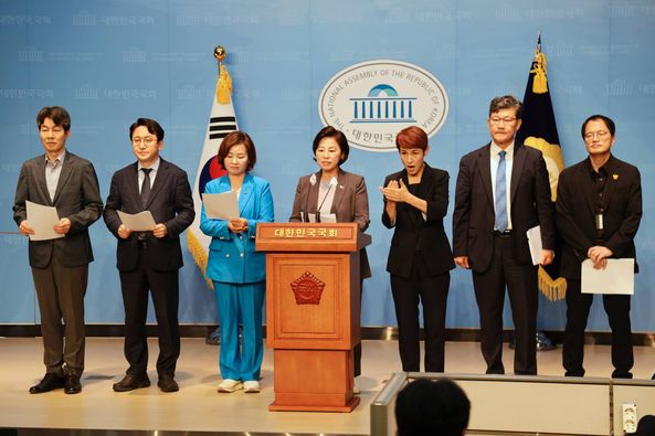 28일 국회 소통관에서 기자회견을 열고 윤석열 대통령의 10.29 이태원 참사 관련 망언에 대해 국민들에게 해명할 것을 요구하고 나선 더불어민주당 이태원참사특별위원회 소속 의원들.(사진 출처 : 남인순 의원 페이스북)