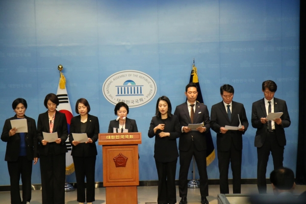 더불어민주당 국회 과방위 소속 의원들이 지난 4일 국회서 기자회견을 하고 있다(사진=황정아 의원실 제공)