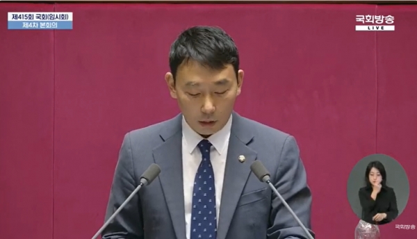2일 국회 본회의에서 검사 탄핵소추안에 대한 제안설명을 하고 있는 더불어민주당 김용민 의원의 모습.(출처 : 국회방송 갈무리/굿모닝충청 조하준 기자)