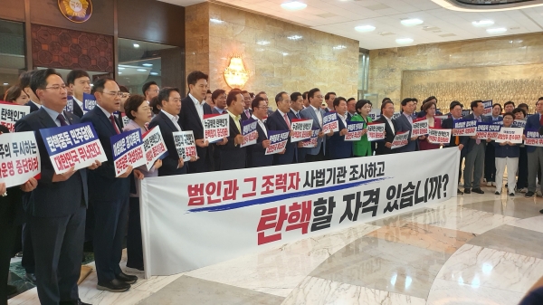 3일 전 날 국회 본회의를 통과한 강백신 등 검사 4인의 탄핵소추안 법사위 회부의 건에 대해 반발하며 국회 로텐더홀을 점거한 채 농성을 이어가고 있는 국민의힘 의원들의 모습.(사진 : 굿모닝충청 조하준 기자)