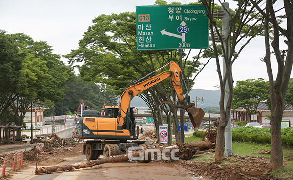 구체적으로 도로 사면 유실과 제방 붕괴 등 86건의 공공시설과 33건의 사유시설 피해 신고가 접수됐다. (사진=서천군 제공/굿모닝충청=이종현 기자)