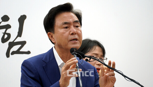 김태흠 충남지사는 도청 프레스센터에서 기자회견을 갖고 “도에서는 이 사업을 중단하지 않고 계속 추진할 것”이라며 “해양수산부에서 우선순위가 매우 높은 데다, 국정과제로 추진되고 있는 점은 충분한 필요성을 반증하는 것”이라고 강조했다. (굿모닝충청=이종현 기자)