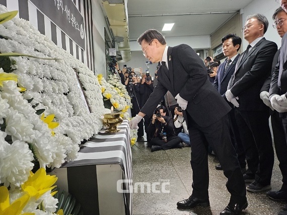 이재명 더불어민주당 대표가 지난 3월 14일 청주시청에 마련된 오송참사 시민분향소에서 참배하고 있다. 사진=굿모닝충청 김종혁 기자