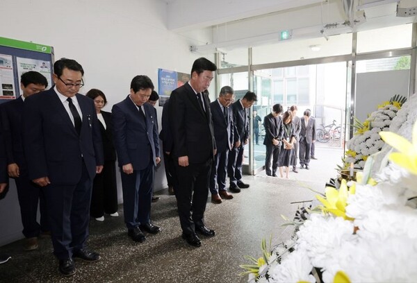 이범석 청주시장 참배. 사진=청주시/굿모닝충청 김종혁 기자
