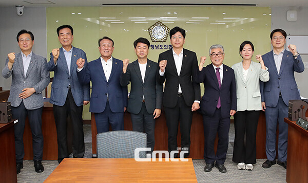 최 위원장은 또 “후반기 원구성 시 의원들의 교육위 배정 희망이 많았다. 충남교육에 대한 높은 관심을 증명하는 것”이라며 “치열한 경쟁을 뚫고 교육위에 배정된 의원들이 더 나은 충남교육을 위한 의정활동에 매진해주길 희망한다”고 강조했다. (충남도의회 교육위원회. 자료사진=충남도의회 누리집 갈무리/굿모닝충청=이종현 기자)