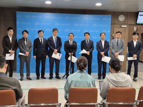 더불어민주당 등 野 3당 국회 정무위원회 위원들이 17일, 국회서 기자회견을 열고 김건희 여사 명품백 수수 사건을 종결 처리한 권익위에 대한 청문회 개최를 요구했다.(사진=굿모닝충청 이동우 기자)