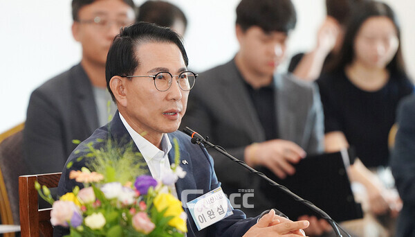 이완섭 시장은 “앞으로 서산시가 지속 유치할 계획인 국제크루즈선을 통한 관광 교류와 전국 3위 규모인 석유화학단지의 산업 교류를 위해서라도 철도건설은 필수”라고 말했다. (서산시 제공)