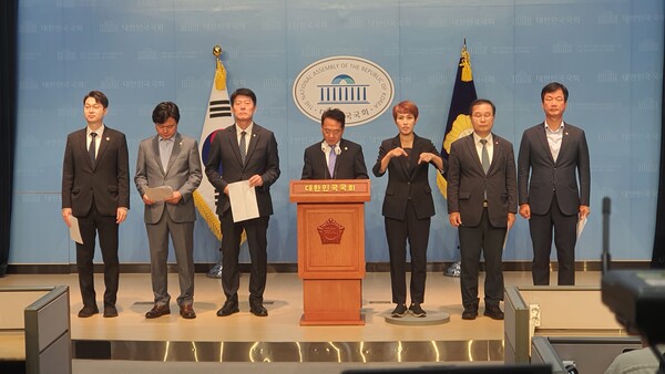 18일 오전 국회 소통관에서 기자회견을 열고 수원지검 규탄에 나선 더불어민주당