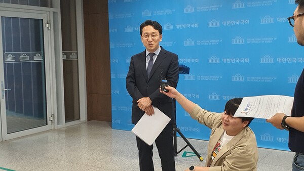 18일 국회 소통관에서 기자회견을 한 후 백브리핑을 하고 있는 더불어민주당 천준호 의원의 모습.(사진 : 굿모닝충청 조하준 기자)