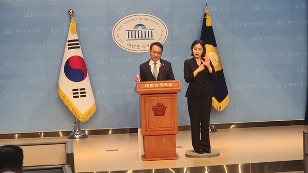 19일 국회 소통관에서 수미 테리 사건 기자회견을 연 더불어민주당 박선원 의원.(사진 : 굿모닝충청 조하준 기자)