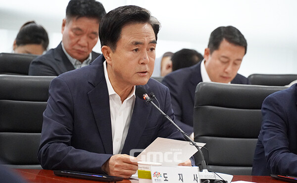 김태흠 충남지사가 석탄화력발전소 폐지지역 지원 특별법 제정에 소극적인 정치권에 불편한 감정을 드러냈다. 22일 도청 중회의실에서 진행된 63차 실국원장회의를 통해서다. (사진=굿모닝충청 이종현 기자)