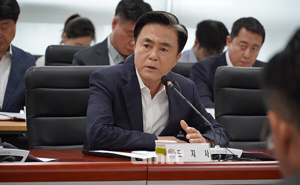 김태흠 충남지사가 충남아산프로축구단(이하 충남아산FC) 이준일 대표이사를 치켜세워 그 배경에 관심이 쏠린다. (사진=굿모닝충청 이종현 기자)