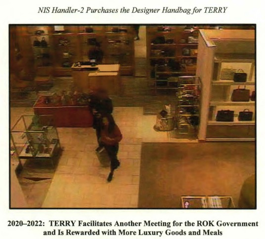 2020년부터 2022년까지 국정원 요원 2호가 테리를 위해 명품 핸드백을 구매하는 장면이 찍힌 사진.(사진 출처 : 시민언론 뉴탐사)