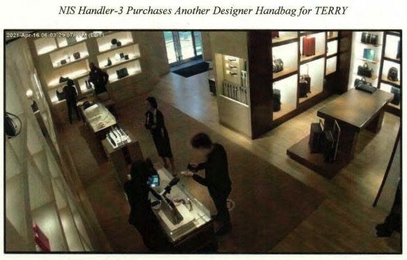 2022년 4월 국정원 요원 3호가 테리를 위해 또 다른 명품 핸드백을 구매하는 장면이 찍힌 사진.(사진 출처 : 시민언론 뉴탐사)