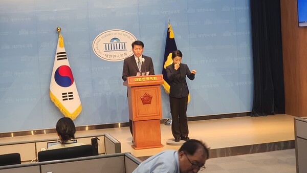 23일 국회 정보위원회 위원을 '교섭단체 소속 국회의원'으로 제한한 국회법 조항을 폐지하는 개정안 발의 기자회견을 열고 있는 조국혁신당 김준형 의원.(사진 : 굿모닝충청 조하준 기자)