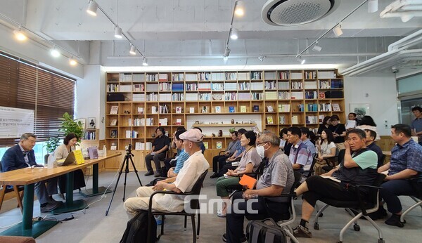 두 저자는 참석자들의 질문을 받고 답했다. 동학농민혁명에 관해서는 여러 질문과 답이 오갔다. 이날 북토크는 50여 명이 참여한 가운데 2시간의 열띤 대담과 문답을 걸쳐 마무리됐다. (사진: 굿모닝충청=노준희 기자)