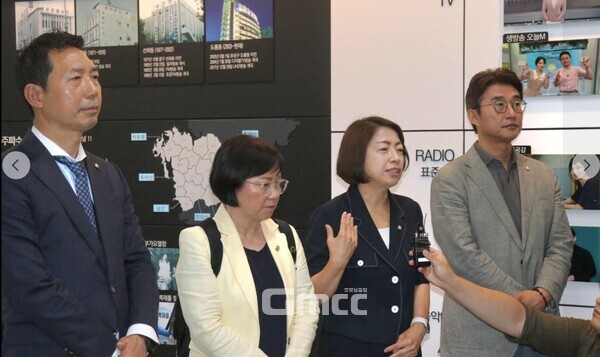 대전MBC 현장검증을 한 민주당 소속 국회 과방위원들, 왼쪽부터 이정헌 의원, 김현 간사, 황정아 의원, 노종면 의원 (황정아 의원 페이스북 사진 캡처)