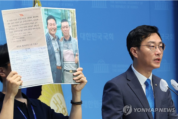 28일 국회 소통관에서 기자회견을 열고 국민의힘 권성동 의원의 음모론에 대해 반박하고 나선 더불어민주당 장경태 의원.(사진 출처 : 연합뉴스)