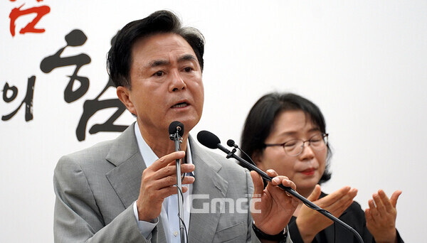 김태흠 충남지사는 29일 “한동훈 국민의힘 대표를 당원과 국민이 뽑았다”며 “선출 이후 잘하는지 어떤지 지켜보겠다. (또) 그런 시간도 줘야 한다고 생각한다”고 말했다. (굿모닝충청=이종현 기자)