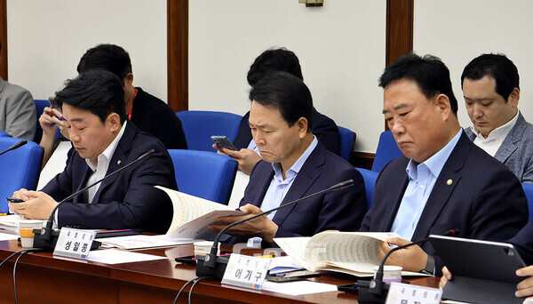 국민의힘 성일종 국회의원(충남서산·태안)이 윤석열 대통령 대선공약인 중부권 동서횡단철도(서산 대산~경북 울진) 건설 사업을 사실상 포기해야 한다는 취지의 발언을 해 논란이 예상된다. (성일종 의원 페이스북: 왼쪽부터 강훈식 의원, 성 의원, 어기구 의원/ 굿모닝충청=김갑수 기자)