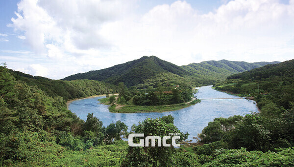 환경부는 지천 다목적댐과 관련해선 “충남 서부지역의 고질적 가뭄을 해소하는 등 안정적인 물 공급을 위한 댐 후보지”라며 “하루 약 38만 명에게 먹는 물을 공급할 수 있는 규모”라고 설명했다. (자료사진=청양군 제공/굿모닝충청=이종현 기자)
