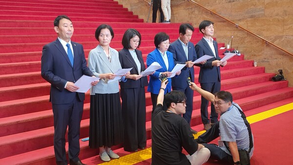 1일 오후 1시 반 국회 로텐더홀에서 이진숙 방통위원장 후보자 탄핵소추안 발의 기자회견을 열고 있는 야6당 의원들의 모습.(사진=굿모닝충청 조하준 기자)