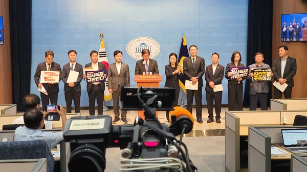 6일 오전 국회 소통관에서 유동규 고발 기자회견을 열고 있는 민주당 의원들과 시민단체의 모습.(사진=굿모닝충청 조하준 기자)