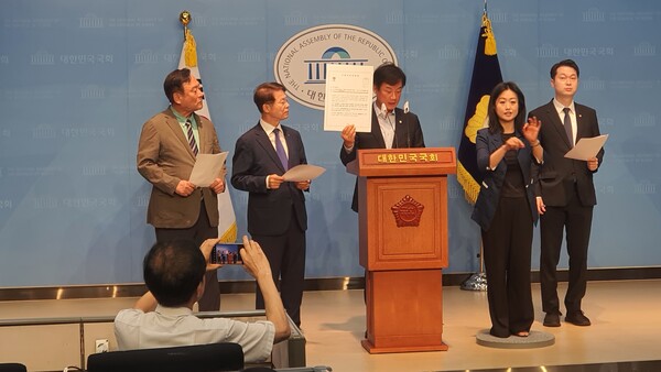 9일 오전 국회 소통관에서 수원지검 규탄 기자회견을 열고 있는 더불어민주당 정치검찰사건조작 특별대책단 소속의 (좌측부터) 이재강, 민형배, 박균택, 김동아 의원의 모습.(사진=굿모닝충청 조하준 기자)