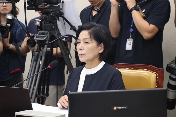 최민희 국회 방통위원회 위원장이 9일 '방송장악 청문회'를 진행하고 있다(사진=의원실 제공)