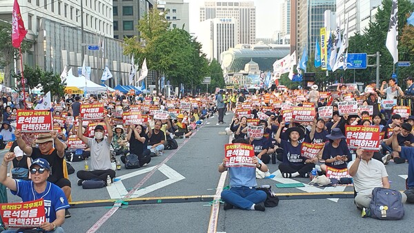 10일 서울 시청역-숭례문 앞 대로에서 열린 102차 촛불집회에 참석한 촛불시민들의 모습.(사진=굿모닝충청 조하준 기자)