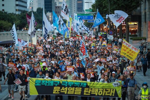 촛불 시민들이 102차 촛불 대행진 본행사가 끝나고 행진하고 있다.(사진=촛불행동 이호 작가)