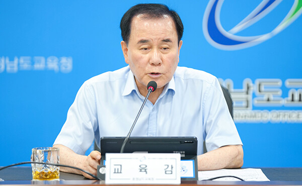 김지철 충남교육감은 12일 “요즘 여러 가지로 역사 인식에 대한 일반의 상식을 넘는 말이나 주장이 불쑥불쑥 튀어나오고 있다”며 “안타깝다”고 말했다. (사진=충남교육청 제공/굿모닝충청=이종현 기자)