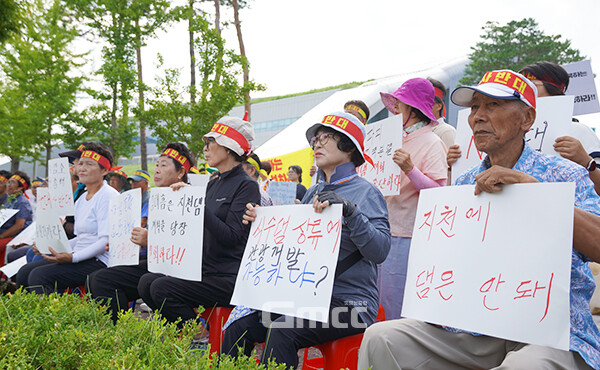 대책위는 “지역발전과 인구증가 기회라고 주장하지만 댐을 건설해 인구가 늘어난 지역은 없다”며 “댐이 건설되면 지천의 소중한 어류자원과 생태계도 잃을 것”이라고 우려했다. (사진=굿모닝충청 이종현 기자)
