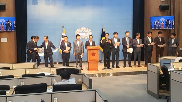12일 정오 국회 소통관에서 김형석 독립기념관장 임명 철회 및 윤석열 대통령의 대국민 사죄를 촉구하는 기자회견을 연 야3당 소속 정무위원들의 모습.(사진=굿모닝충청 조하준 기자)