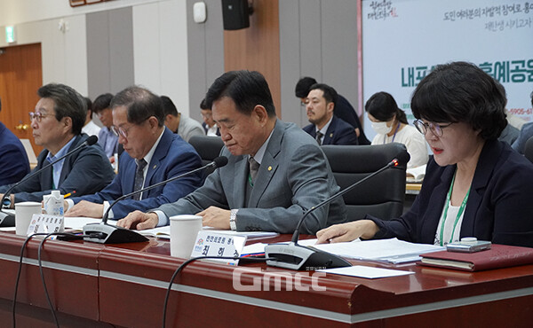 충남도내 4개 의료원(천안·공주·서산·홍성)의 경영상황이 여전히 좋지 않은 것으로 나타났다. (왼쪽부터 김건식 홍성의료원장, 김영완 서산의료원장, 임수흠 공주의료원장, 최하정 천안의료원 총무과장. 사진=굿모닝충청 이종현 기자)