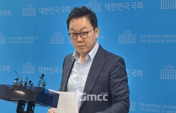 더불어민주당 정봉주 최고위원 후보가 12일 오전 국회 소통관에서 긴급 기자회견을 마친 후 기자들의 질문에 답하고 있다. (사진=굿모닝충청 설인호 기자)