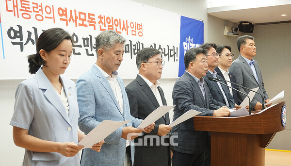 충남도의회 더불어민주당 소속 의원들이 뉴라이트 성향으로 알려진 김형석 독립기념관장에 대한 임명 철회를 촉구했다. 이들은 특히 홍범도 장군 흉상 철거 논란 당시 반대 입장을 피력했던 김태흠 지사를 향해 이번에도 분명한 입장을 밝힐 것을 압박하고 나섰다. (왼쪽부터 이지윤 의원, 조철기 의원, 이정우 의원, 오인환 의원, 안장헌 의원, 정병인 의원, 김기서 의원/ 굿모닝충청=김갑수 기자)