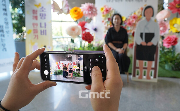 평화의 소녀상을 재현한 입간판이 자리하고 있다. (사진=굿모닝충청 이종현 기자)