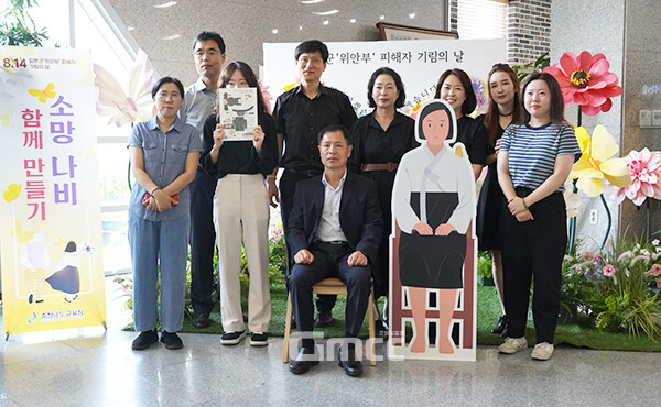 공직자들은 평화의 소녀상을 배경으로 사진을 촬영했다. (민주시민교육과 직원들. 사진=굿모닝충청 이종현 기자)