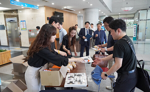 행사를 주관한 민주시민교육과(과장 임광섭)는 출근하는 공직자들에게 ‘종이 평화의 소녀상’ 만들기 키트와 빵을 나눠주며 이벤트 참여를 독려했다. (사진=굿모닝충청 이종현 기자)