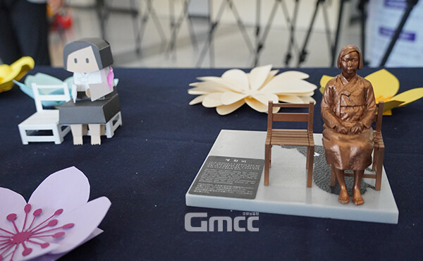 공직자들이 안뜨락에 설치된 포토존 또는 직접 접은 종이소녀상과 사진을 촬영한 뒤 업무 담당 장학사에 전송하면 연리지 나비팔찌와 커피 쿠폰이 증정된다. (사진=굿모닝충청 이종현 기자)