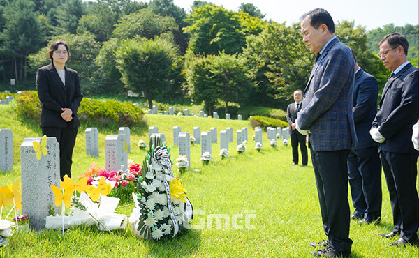 김 교육감과 이병도 천안교육지원청 교육장 등 간부 공직자들은 이날 오전 천안시 소재 망향의 동산을 찾아 일본군 ‘위안부’ 피해자인 고(故) 김학순, 고(故) 김복동 할머니의 묘역을 참배하고 1923년 간토대지진 희생자들의 넋을 기렸다. (사진=충남교육청 제공/굿모닝충청=이종현 기자)
