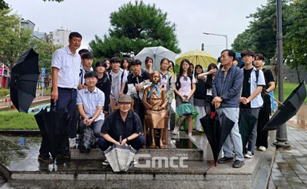 초·중·고등학생이 전국 곳곳에 세워진 평화의 소녀상을 배경으로 사진을 촬영, 들락날락에 올리는 방식으로 진행된다. (지난해 홍성 홍주고 학생들이 문화제에 참여한 모습. 사진=충남교육청 제공/굿모닝충청=이종현 기자)