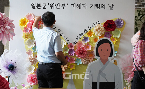 출근하는 공직자들은 소망 나비를 판넬에 붙이며 역사를 바꾼 그날의 용기를 잊지 않겠다고 다짐했다. (사진=굿모닝충청 이종현 기자)