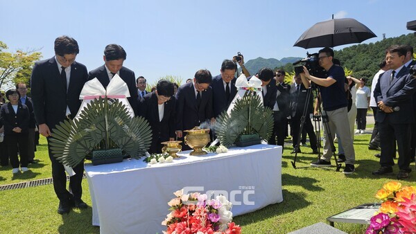 박정현 대전시당위원장은 “우리는 자랑스러운 국군 총사령관 홍 장군의 후예”라며 “그 결기를 받아 대한민국에 아직도 남아 있는 (일제의) 밀정들을 다시한번 소탕하자. 독립투사가 많은 이 충청도가 앞장서서 그 일을 해나가자”고 피력했다. (왼쪽부터 장철민, 