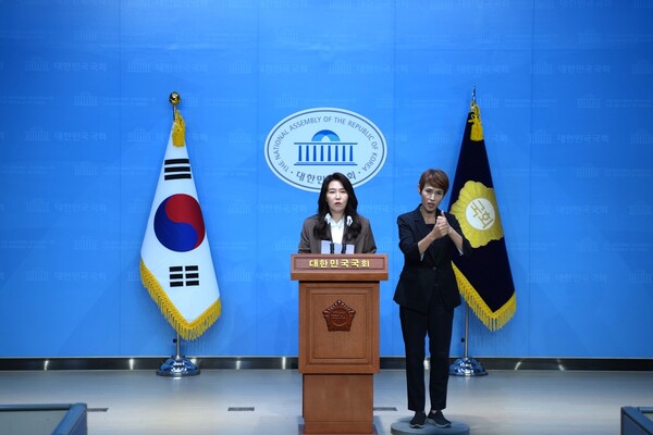 더불어민주당 강유정 원내대변인이 14일 국회서 기자회견을 하고 있다.(사진=의원실)